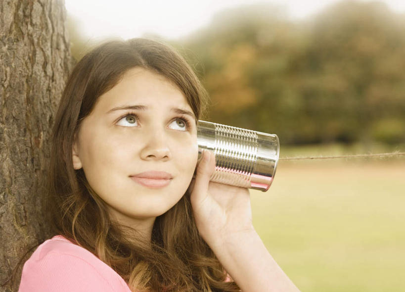 西方人,儿童,脸,头,脸颊,一个人,站,笑,微笑,横图,室外,特写,白天,正面,T恤衫,纯洁,草地,草坪,植物,金属制品,欧洲,欧洲人,仅一个女性,仅一个人,握,服装,朦胧,模糊,金属,罐子,棕色,拿,T恤,拿着,注视,休闲装,喇叭,草,树,树干,树木,小孩,衣服,绿色,自然,话筒,观察,看,站着,仅一个小孩,休闲,休闲服,可爱,童年,童趣,握着,服饰,生长,成长,观看,察看,关注,传声筒,童真,烂漫,无邪,天真,女孩,女人,女性,白种人,孩子,头部,长发,卷发,脸部,脸蛋,面部,站立,半身,彩图,女生