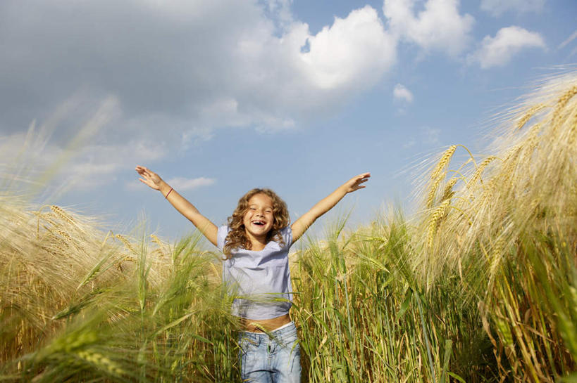 西方人,儿童,一个人,农田,站,伸展双臂,笑,微笑,露齿笑,横图,室外,白天,仰视,纯洁,庄稼,农作物,欧洲,欧洲人,仅一个女性,仅一个人,阴影,服装,光线,影子,云,云朵,棕色,麦田,云彩,注视,休闲装,小孩,衣服,蓝色,白云,蓝天,天空,阳光,天,观察,看,站着,仅一个小孩,休闲,休闲服,可爱,童年,童趣,服饰,晴朗,观看,察看,关注,童真,烂漫,无邪,天真,女孩,女人,女性,白种人,孩子,长发,卷发,晴空,敞开双臂,伸开双臂,展开双肩,站立,张开手臂,张开双臂,半身,彩图,低角度拍摄,耕地,庄稼田,女生