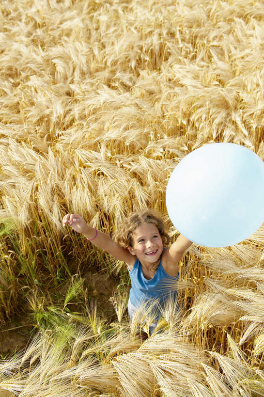 西方人,儿童,一个人,农田,站,伸展双臂,笑,微笑,露齿笑,竖图,俯视,室外,白天,纯洁,庄稼,农作物,欧洲,欧洲人,仅一个女性,仅一个人,阴影,服装,装饰,光线,背心,影子,塑料,麦田,注视,一个,小孩,衣服,蓝色,阳光,气球,塑料制品,观察,看,站着,仅一个小孩,橡胶,可爱,童年,童趣,服饰,单个,观看,华丽,修饰,点缀,察看,衣着,穿着,关注,童真,橡胶制品,烂漫,无邪,衬托,美观,雅致,雅观,衣饰,天真,女孩,女人,女性,白种人,孩子,敞开双臂,伸开双臂,抬头,仰头,展开双肩,站立,张开手臂,张开双臂,半身,彩图,高角度拍摄,耕地,庄稼田,女生