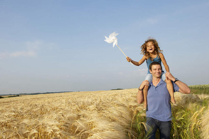 西方人,儿童,中年人,两个人,家庭,父亲,女儿,农田,站,笑,微笑,露齿笑,横图,室外,白天,正面,快乐,自由,幸福,纯洁,庄稼,农作物,风车,玩具,欧洲,欧洲人,阴影,服装,丰收,光线,影子,云,云朵,麦田,云彩,注视,休闲装,娱乐,一个,小孩,骑,衣服,蓝色,白色,白云,蓝天,天空,阳光,天,观察,看,扛,站着,休闲,温暖,温馨,喜庆,父女,一家人,休闲服,父爱,活力,可爱,童年,童趣,服饰,收获,晴朗,单个,观看,希望,吉祥,和睦,察看,象征,关注,和平,梦想,童真,烂漫,无邪,忠诚,进取,灵动,勇敢,勤奋,扛在肩上,骑在肩上,天真,团结,幸运,男人,男性,女孩,中年男性,白种人,孩子,晴空,站立,半身,彩图,耕地,庄稼田,融洽,女生