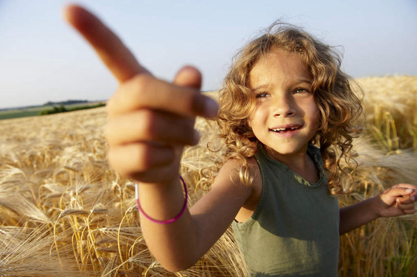 西方人,儿童,一个人,农田,站,笑,微笑,横图,室外,白天,正面,纯洁,庄稼,农作物,欧洲,欧洲人,仅一个女性,仅一个人,指,阴影,服装,光线,影子,云,云朵,棕色,麦田,云彩,注视,休闲装,方向,小孩,衣服,蓝色,白云,蓝天,天空,阳光,天,观察,看,手势,站着,仅一个小孩,休闲,休闲服,可爱,童年,童趣,服饰,晴朗,观看,察看,指向,食指,关注,童真,烂漫,无邪,天真,女孩,女人,女性,白种人,孩子,长发,卷发,晴空,站立,半身,彩图,耕地,庄稼田,女生