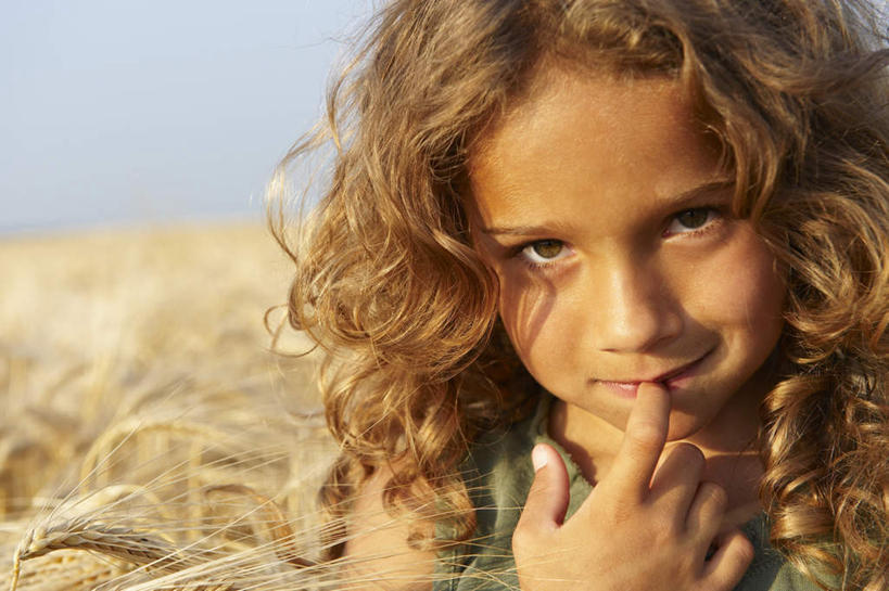 西方人,儿童,脸,头,脸颊,手,一个人,农田,站,笑,微笑,露齿笑,横图,室外,特写,白天,正面,纯洁,庄稼,农作物,欧洲,欧洲人,仅一个女性,仅一个人,阴影,服装,光线,影子,云,云朵,棕色,麦田,云彩,注视,休闲装,小孩,衣服,蓝色,白云,蓝天,天空,阳光,天,观察,看,站着,仅一个小孩,休闲,手部,休闲服,可爱,童年,童趣,服饰,晴朗,观看,单手,察看,关注,童真,烂漫,无邪,害羞,天真,女孩,女人,女性,白种人,孩子,头部,长发,卷发,脸部,脸蛋,面部,晴空,站立,半身,彩图,耕地,庄稼田,女生