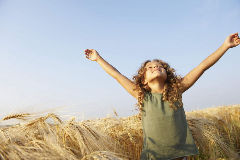 西方人,儿童,一个人,农田,站,伸展双臂,笑,微笑,横图,室外,白天,仰视,纯洁,庄稼,农作物,欧洲,欧洲人,仅一个女性,仅一个人,阴影,服装,光线,影子,云,云朵,棕色,麦田,云彩,注视,休闲装,小孩,衣服,蓝色,白云,蓝天,天空,阳光,天,观察,看,站着,仅一个小孩,休闲,休闲服,可爱,童年,童趣,服饰,晴朗,观看,察看,关注,童真,烂漫,无邪,天真,女孩,女人,女性,白种人,孩子,长发,卷发,晴空,敞开双臂,伸开双臂,展开双肩,站立,张开手臂,张开双臂,半身,彩图,低角度拍摄,耕地,庄稼田,女生