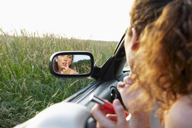 西方人,一个人,坐,横图,室外,白天,侧面,化妆,美容,安全,草地,草坪,植物,镜子,汽车,欧洲,欧洲人,仅一个年轻女性,仅一个女性,仅一个人,护肤,握,阴影,反射,光线,影子,棕色,跑车,拿,拿着,涂抹,注视,车,草,绿色,天空,阳光,唇膏,化妆品,口红,交通工具,天,观察,看,保养,享受,休闲,放松,握着,保健,后视镜,观看,镜像,察看,生命,化妆用品,镜面,关注,载具,敞篷跑车,养颜,光学,侧视镜,唇棒,年轻女性,女人,女性,白种人,长发,卷发,坐着,半身,彩图,眩光