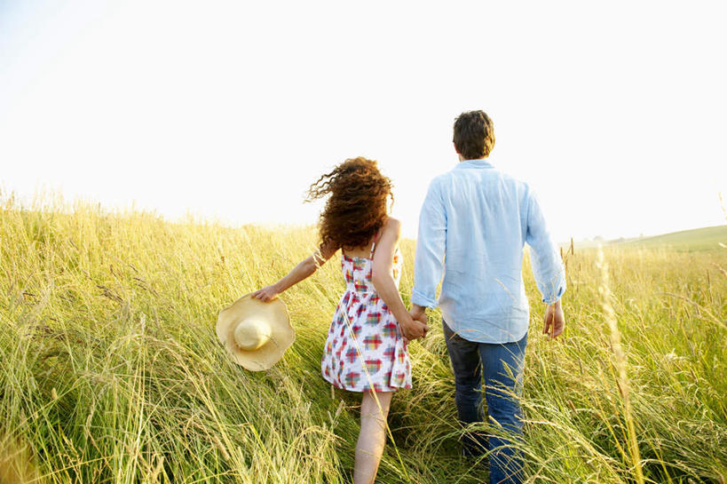 西方人,两个人,夫妻,农田,走,握手,横图,室外,白天,衬衫,爱情,庄稼,农作物,植物,帽子,吊带,欧洲,欧洲人,握,阴影,花纹,服装,光线,草帽,图案,影子,棕色,浪漫,拿,麦田,拿着,吊带衫,背面,衣服,绿色,天空,阳光,自然,天,恩爱,握着,恋人,服饰,生长,成长,衣着,穿着,衣饰,男人,男性,年轻女性,女人,女性,中年男性,白种人,长发,卷发,夫妇,情侣,步行,搀手,拉手,散步,手搀手,手拉手,手牵手,手握手,走路,半身,彩图,眩光,衬衣,耕地,庄稼田,伴侣