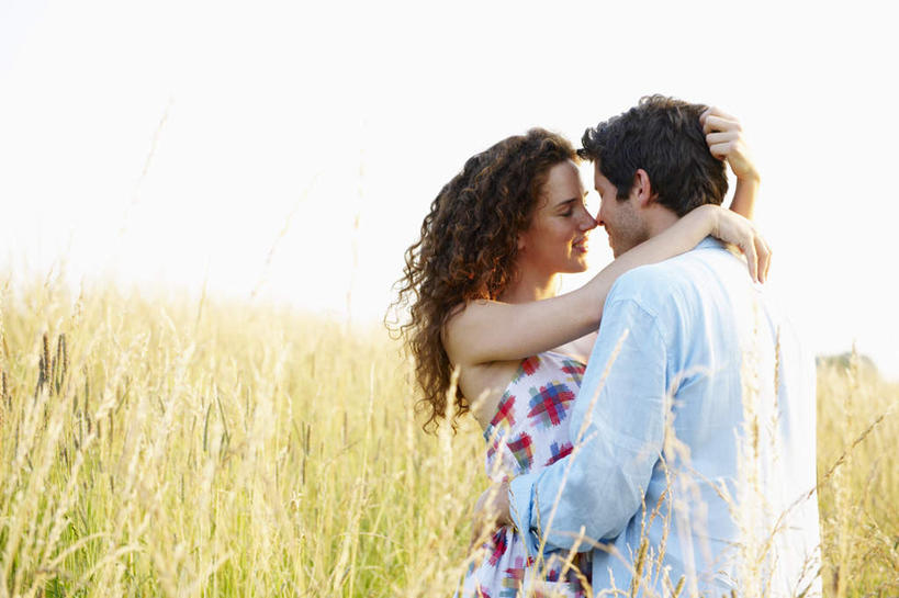 西方人,两个人,夫妻,农田,站,闭眼,抱,吻,横图,室外,白天,侧面,衬衫,爱情,庄稼,农作物,植物,吊带,欧洲,欧洲人,阴影,花纹,服装,光线,图案,影子,棕色,浪漫,麦田,吊带衫,相视,衣服,绿色,天空,阳光,自然,天,站着,面对面,恩爱,恋人,服饰,生长,成长,抱着,对视,互视,搂着,衣着,穿着,相对,相看,衣饰,男人,男性,年轻女性,女人,女性,中年男性,白种人,长发,卷发,夫妇,情侣,闭眼睛,闭着眼,闭着眼睛,接吻,搂,搂抱,亲,亲吻,亲嘴,站立,半身,彩图,眩光,衬衣,耕地,庄稼田,伴侣