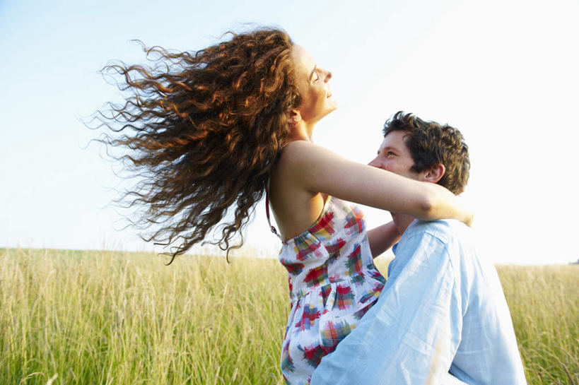 西方人,两个人,站,抱,笑,微笑,露齿笑,竖图,室外,白天,侧面,衬衫,裙子,爱情,草地,草坪,植物,欧洲,欧洲人,阴影,花纹,连衣裙,光线,图案,影子,云,云朵,棕色,浪漫,云彩,注视,相视,草,蓝色,绿色,白云,蓝天,天空,阳光,天,观察,看,站着,温暖,温馨,面对面,恩爱,恋人,晴朗,抱着,观看,对视,吊带裙,和睦,察看,互视,搂着,关注,相对,相看,男人,男性,女人,女性,中年男性,中年女性,白种人,长发,卷发,情侣,晴空,搂,搂抱,站立,半身,彩图,衬衣,伴侣,融洽