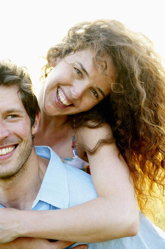 西方人,脸,头,脸颊,背,两个人,夫妻,农田,站,抱,笑,微笑,露齿笑,竖图,室外,特写,白天,正面,衬衫,爱情,庄稼,农作物,植物,吊带,欧洲,欧洲人,阴影,花纹,服装,光线,图案,影子,棕色,浪漫,麦田,注视,吊带衫,衣服,绿色,天空,阳光,自然,天,背着,观察,看,站着,恩爱,恋人,服饰,生长,成长,抱着,观看,察看,搂着,衣着,穿着,关注,背负,衣饰,男人,男性,年轻女性,女人,女性,中年男性,白种人,头部,长发,卷发,脸部,脸蛋,面部,夫妇,情侣,搂,站立,半身,彩图,眩光,衬衣,耕地,庄稼田,伴侣