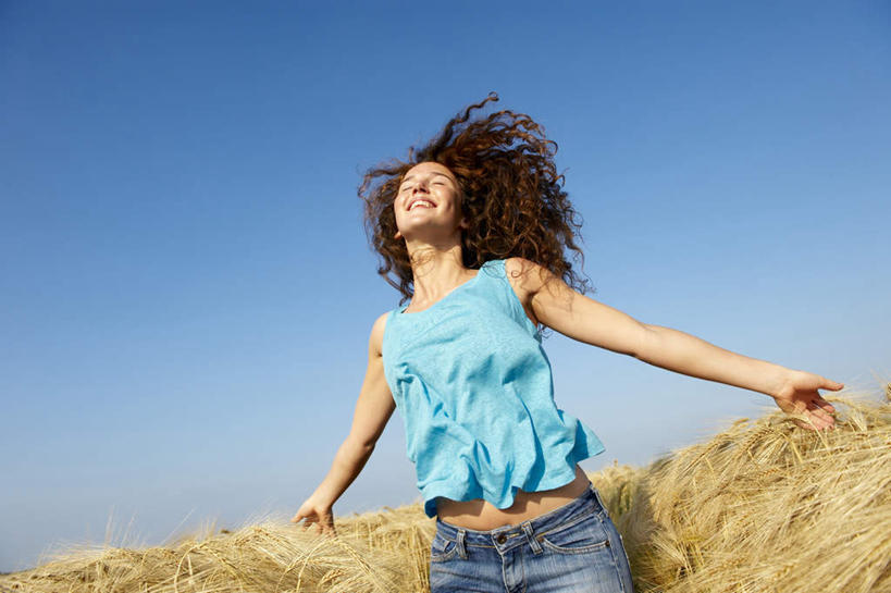 西方人,一个人,农田,站,闭眼,伸展双臂,笑,微笑,横图,室外,白天,仰视,庄稼,农作物,欧洲,欧洲人,仅一个年轻女性,仅一个女性,仅一个人,阴影,服装,裤子,光线,背心,影子,棕色,麦田,牛仔裤,衣服,蓝色,蓝天,天空,阳光,天,站着,服饰,晴朗,衣着,穿着,万里无云,衣饰,年轻女性,女人,女性,白种人,长发,卷发,晴空,晴空万里,闭眼睛,闭着眼,闭着眼睛,敞开双臂,伸开双臂,抬头,仰头,展开双肩,站立,张开手臂,张开双臂,半身,彩图,低角度拍摄,耕地,庄稼田