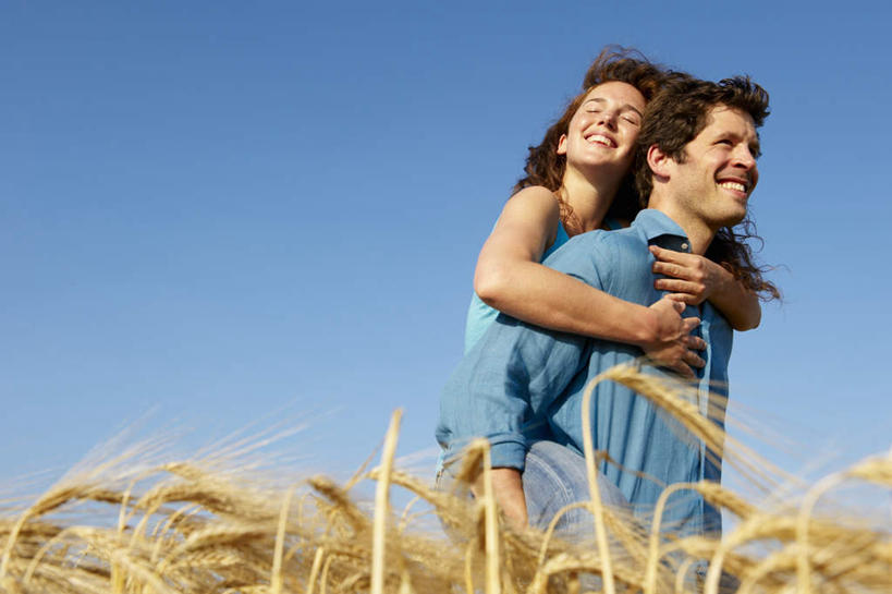 西方人,背,两个人,夫妻,农田,走,闭眼,抱,笑,微笑,露齿笑,横图,室外,白天,仰视,衬衫,爱情,庄稼,农作物,欧洲,欧洲人,阴影,光线,影子,浪漫,麦田,注视,蓝色,蓝天,天空,阳光,天,背着,观察,看,恩爱,恋人,晴朗,抱着,观看,察看,搂着,关注,万里无云,背负,男人,男性,年轻女性,女人,女性,中年男性,白种人,夫妇,情侣,晴空,晴空万里,闭眼睛,闭着眼,闭着眼睛,步行,搂,散步,走路,半身,彩图,低角度拍摄,衬衣,耕地,庄稼田,伴侣