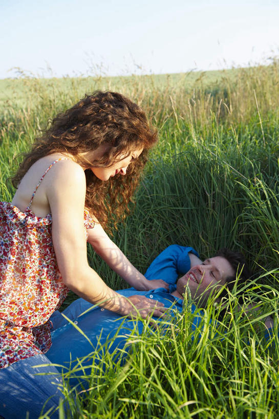 西方人,两个人,夫妻,农田,坐,躺,笑,微笑,露齿笑,竖图,室外,白天,正面,衬衫,爱情,庄稼,农作物,植物,吊带,欧洲,欧洲人,阴影,花纹,服装,光线,图案,影子,棕色,浪漫,麦田,注视,吊带衫,衣服,蓝色,绿色,阳光,自然,观察,看,恩爱,恋人,服饰,生长,成长,观看,察看,双手抱头,衣着,穿着,关注,衣饰,卧着,男人,男性,年轻女性,女人,女性,中年男性,白种人,长发,卷发,夫妇,情侣,躺着,卧,坐着,半身,彩图,衬衣,耕地,庄稼田,伴侣