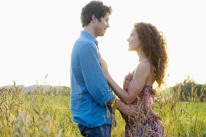 西方人,两个人,夫妻,农田,站,抱,横图,室外,白天,侧面,衬衫,爱情,庄稼,农作物,植物,吊带,欧洲,欧洲人,阴影,花纹,服装,光线,图案,影子,棕色,浪漫,麦田,吊带衫,相视,衣服,蓝色,绿色,阳光,自然,站着,面对面,恩爱,恋人,服饰,生长,成长,抱着,对视,互视,搂着,衣着,穿着,相对,相看,衣饰,男人,男性,年轻女性,女人,女性,中年男性,白种人,长发,卷发,夫妇,情侣,搂,搂抱,站立,半身,彩图,眩光,衬衣,耕地,庄稼田,伴侣