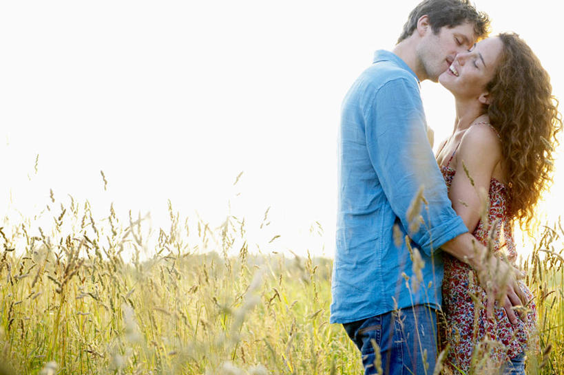 西方人,两个人,夫妻,农田,站,闭眼,抱,吻,横图,室外,白天,侧面,衬衫,爱情,庄稼,农作物,植物,吊带,欧洲,欧洲人,阴影,花纹,服装,光线,图案,影子,棕色,浪漫,麦田,吊带衫,相视,衣服,蓝色,绿色,阳光,自然,站着,面对面,恩爱,恋人,服饰,生长,成长,抱着,对视,互视,搂着,衣着,穿着,相对,相看,衣饰,男人,男性,年轻女性,女人,女性,中年男性,白种人,长发,卷发,夫妇,情侣,闭眼睛,闭着眼,闭着眼睛,接吻,搂,搂抱,亲,亲吻,亲嘴,站立,半身,彩图,眩光,衬衣,耕地,庄稼田,伴侣