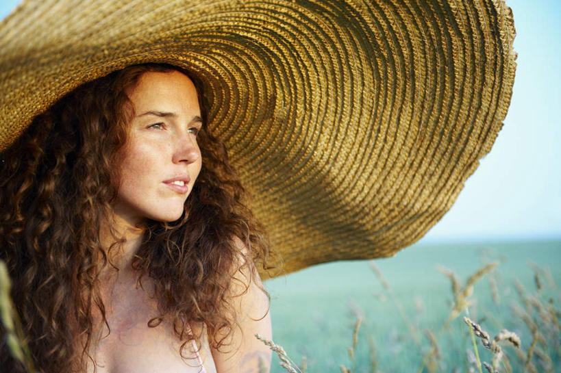 西方人,一个人,农田,站,笑,微笑,露齿笑,横图,室外,白天,正面,庄稼,农作物,草地,草坪,日落,植物,帽子,欧洲,欧洲人,仅一个年轻女性,仅一个女性,仅一个人,阴影,光线,草帽,影子,晚霞,霞光,云,云朵,落日,棕色,麦田,云彩,注视,草,蓝色,绿色,白云,蓝天,天空,阳光,黄昏,天,观察,看,站着,彩霞,晴朗,观看,察看,关注,夕照,年轻女性,女人,女性,白种人,长发,卷发,晴空,夕阳,站立,半身,彩图,耕地,庄稼田,斜阳