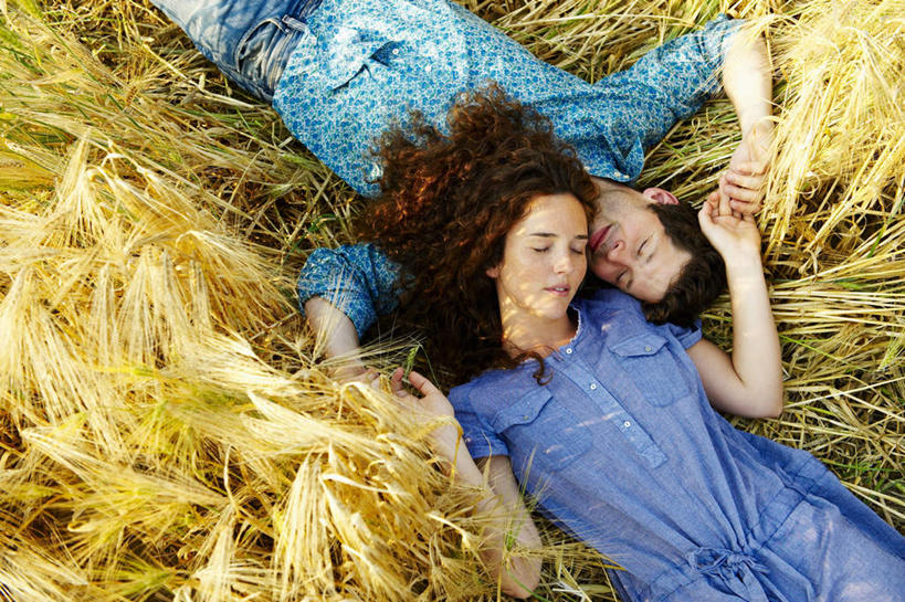 西方人,两个人,夫妻,农田,躺,闭眼,握手,抱,横图,俯视,室外,白天,衬衫,爱情,庄稼,农作物,欧洲,欧洲人,阴影,服装,丰收,光线,影子,棕色,浪漫,麦田,休闲装,衣服,蓝色,紫色,阳光,休闲,休闲服,恩爱,恋人,服饰,收获,抱着,搂着,卧着,男人,男性,年轻女性,女人,女性,中年男性,白种人,长发,卷发,夫妇,情侣,闭眼睛,闭着眼,闭着眼睛,搀手,拉手,搂,手搀手,手拉手,手牵手,手握手,躺着,卧,半身,彩图,高角度拍摄,衬衣,耕地,庄稼田,伴侣