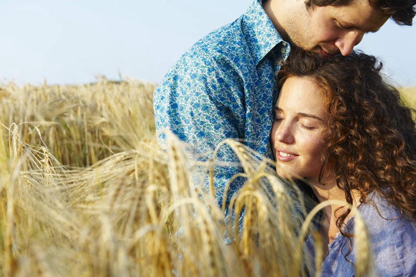 西方人,两个人,夫妻,农田,坐,闭眼,抱,笑,微笑,露齿笑,横图,室外,白天,侧面,衬衫,爱情,庄稼,农作物,欧洲,欧洲人,阴影,服装,丰收,朦胧,模糊,光线,影子,棕色,浪漫,麦田,休闲装,衣服,蓝色,紫色,阳光,休闲,休闲服,恩爱,恋人,服饰,收获,抱着,搂着,男人,男性,年轻女性,女人,女性,中年男性,白种人,长发,卷发,夫妇,情侣,闭眼睛,闭着眼,闭着眼睛,搂,搂抱,坐着,半身,彩图,衬衣,耕地,庄稼田,伴侣