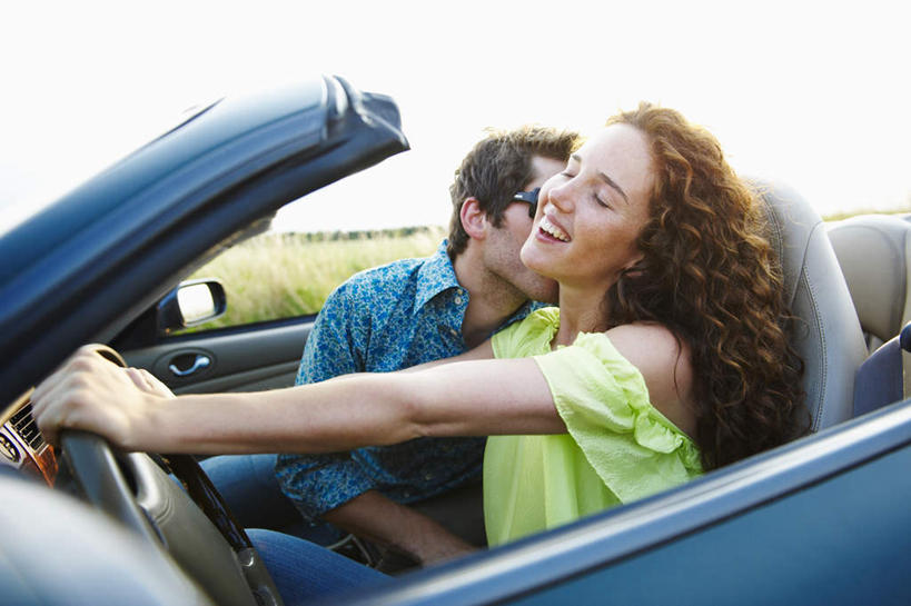 西方人,两个人,夫妻,坐,闭眼,抱,笑,吻,微笑,露齿笑,横图,室外,白天,正面,衬衫,爱情,安全,草地,草坪,植物,镜子,汽车,欧洲,欧洲人,握,阴影,服装,反射,光线,墨镜,眼镜,影子,棕色,跑车,浪漫,休闲装,车,草,衣服,蓝色,绿色,天空,阳光,太阳镜,太阳眼镜,交通工具,天,驾驶,开车,行驶,休闲,休闲服,遮阳镜,恩爱,握着,恋人,服饰,后视镜,抱着,操纵,镜像,控制,搂着,生命,镜面,载具,敞篷跑车,操控,光学,侧视镜,把持,男人,男性,年轻女性,女人,女性,中年男性,白种人,长发,卷发,夫妇,情侣,闭眼睛,闭着眼,闭着眼睛,搂,亲,亲吻,坐着,半身,彩图,衬衣,伴侣