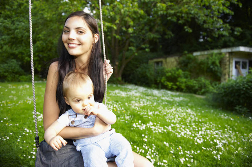 西方人,婴儿,儿童,两个人,家庭,母亲,坐,抱,笑,微笑,露齿笑,横图,室外,白天,正面,婴儿服装,游戏,纯洁,草地,草坪,花海,花圃,植物,叶子,欧洲,欧洲人,摇摆,阴影,服装,盛开,光线,影子,棕色,玩,花蕾,注视,休闲装,娱乐,草,花,花瓣,花朵,花卉,鲜花,树,树木,小孩,衣服,绿色,白色,阳光,自然,秋千,花丛,花束,花田,花苞,花蕊,荡秋千,观察,看,休闲,温暖,温馨,一家人,休闲服,可爱,母爱,童年,童趣,服饰,活泼,生长,成长,抱着,观看,活动,和睦,察看,搂着,关注,宝宝,摇晃,童真,纯真,烂漫,无邪,母婴,伶俐,天真,年轻女性,女人,女性,白种人,孩子,年轻人,长发,直发,搂,搂抱,玩耍,嬉戏,坐着,半身,彩图,婴儿服,融洽