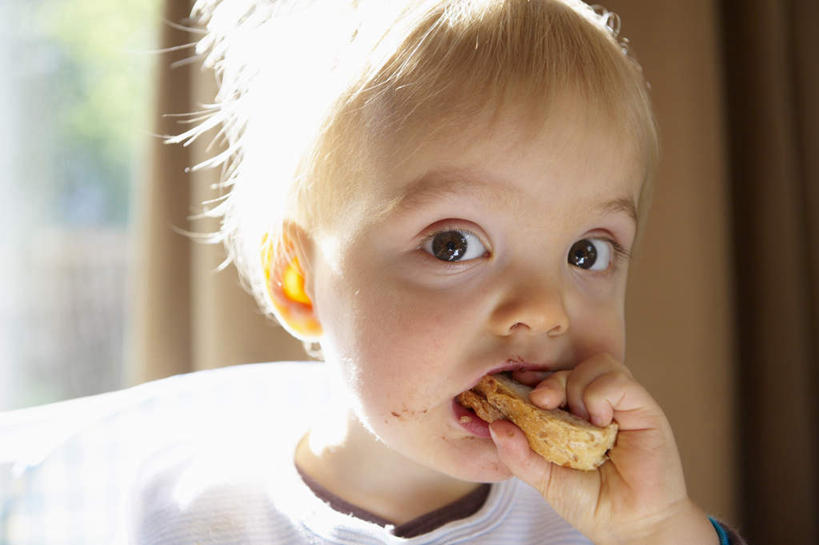 点心,面包,西方人,婴儿,儿童,脸,头,脸颊,头发,一个人,坐,吃,横图,室内,特写,白天,正面,婴儿服装,纯洁,窗户,欧洲,欧洲人,仅一个人,握,咬,阴影,朦胧,模糊,光线,影子,食品,面点,拿,拿着,注视,玻璃窗,食物,糕点,小孩,白色,阳光,观察,看,金色,可爱,握着,活泼,观看,单手,咬着,察看,关注,宝宝,纯真,烂漫,无邪,伶俐,天真,白种人,孩子,头部,脸部,脸蛋,面部,嚼,食,坐着,半身,彩图,婴儿服