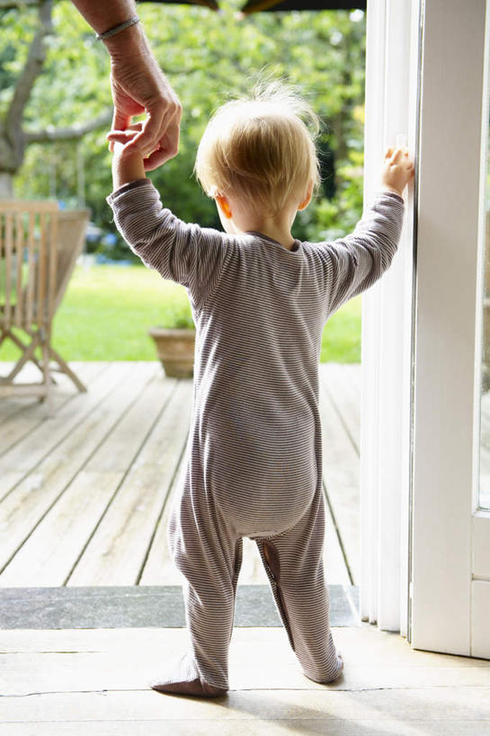 西方人,婴儿,儿童,中年人,两个人,家庭,父亲,站,握手,竖图,室外,白天,婴儿服装,纯洁,草地,草坪,植物,地板,门,椅子,花盆,欧洲,欧洲人,阴影,光线,盆栽,影子,木椅,地面,木地板,草,树,树木,小孩,背面,绿色,阳光,自然,门框,扶,站着,温暖,温馨,一家人,父爱,可爱,童年,童趣,活泼,生长,成长,和睦,扶着,宝宝,童真,纯真,烂漫,无邪,伶俐,天真,男人,男性,中年男性,白种人,孩子,搀手,拉手,手搀手,手拉手,手牵手,手握手,站立,半身,彩图,婴儿服,融洽