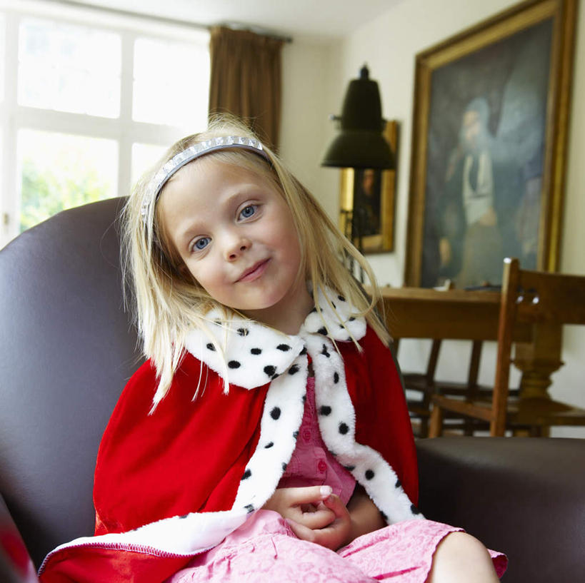 西方人,儿童,一个人,客厅,坐,笑,微笑,横图,室内,白天,正面,纯洁,窗户,窗帘,沙发,照明,欧洲,欧洲人,仅一个女性,仅一个人,服装,装饰,壁灯,圆点,墙,灯光,注视,休闲装,玻璃窗,墙壁,墙面,灯,小孩,衣服,红色,帘子,灯具,观察,看,仅一个小孩,休闲,休闲服,金色,遮阳,可爱,童年,童趣,服饰,观看,华丽,修饰,照亮,点缀,察看,起居室,照明设备,关注,布艺沙发,童真,烂漫,无邪,衬托,美观,雅致,雅观,客堂,天真,女孩,女人,女性,白种人,孩子,长发,直发,装饰画,坐着,半身,彩图,女生