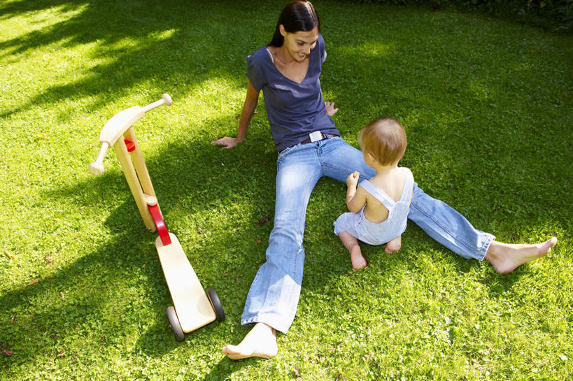 西方人,婴儿,儿童,两个人,家庭,母亲,坐,跪,笑,微笑,横图,俯视,室外,白天,T恤衫,婴儿服装,锻炼,纯洁,运动,草地,草坪,植物,欧洲,欧洲人,阴影,服装,裤子,光线,影子,T恤,注视,牛仔裤,休闲装,光脚,极限运动,相视,草,树,树木,小孩,衣服,绿色,紫色,阳光,自然,观察,看,休闲,温暖,温馨,一家人,面对面,赤脚,休闲服,滑板车,可爱,母爱,童年,童趣,服饰,活泼,生长,成长,滑板,观看,张开双腿,对视,和睦,察看,互视,关注,宝宝,相对,童真,纯真,烂漫,无邪,相看,母婴,展开双腿,伶俐,体育,天真,年轻女性,女人,女性,白种人,孩子,年轻人,跪着,坐着,彩图,高角度拍摄,全身,婴儿服,健身,融洽,滑板运动,伸展双腿