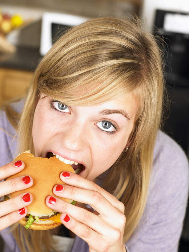 西方人,脸,头,脸颊,手,一个人,坐,吃,竖图,室内,特写,白天,正面,烹饪,西餐,餐桌,桌面,桌子,欧洲,欧洲人,双手,仅一个年轻女性,仅一个女性,仅一个人,一块,握,咬,服装,装饰,汉堡,料理,食品,棕色,拿,指甲油,拿着,注视,休闲装,菜肴,美食,食物,衣服,红色,紫色,快餐,观察,看,休闲,手部,休闲服,西式,握着,服饰,佳肴,餐台,观看,华丽,修饰,点缀,咬着,察看,关注,西式快餐,垃圾食品,衬托,美观,雅致,雅观,年轻女性,女人,女性,白种人,头部,长发,脸部,脸蛋,面部,嚼,食,坐着,半身,彩图