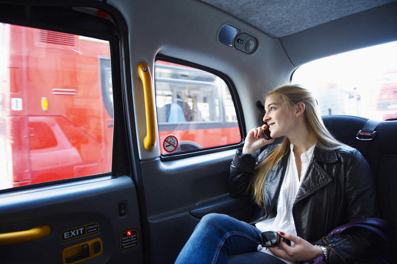 西方人,一个人,坐,笑,打电话,微笑,露齿笑,横图,室内,白天,正面,窗户,公共汽车,出租车,汽车,电话,手机,欧洲,欧洲人,仅一个年轻女性,仅一个女性,仅一个人,握,巴士,公交车,拿,拿着,注视,通讯设备,玻璃窗,座位,车,黄色,黑色,把手,车窗,门把手,交通工具,轿车,观察,看,金色,握着,观看,门把,察看,夹克,关注,载具,的士,计程车,车座,茄克,交流,年轻女性,女人,女性,白种人,长发,直发,沟通,拉手,通话,坐着,半身,彩图