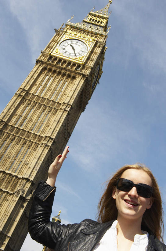 西方人,一个人,站,笑,摸,微笑,露齿笑,竖图,室外,白天,仰视,旅游,度假,名胜古迹,标志建筑,地标,建筑,英国,欧洲,伦敦,欧洲人,仅一个年轻女性,仅一个女性,仅一个人,抚摸,阴影,遗迹,时间,光线,墨镜,时钟,眼镜,影子,云,云朵,钟楼,首都,计时,云彩,注视,古迹,文物,娱乐,建设,古建筑,大本钟,大笨钟,蓝色,黑色,白云,蓝天,天空,阳光,太阳镜,太阳眼镜,钟表,天,观察,看,站着,享受,休闲,金色,表,遮阳镜,旅游胜地,放松,晴朗,观看,察看,夹克,西欧,关注,大不列颠,古文明,大不列颠及北爱尔兰联合王国,塔钟,大不列颠联合王国,日不落英帝国,雾都,茄克,威斯敏斯特宫报时钟,伊丽莎白塔,年轻女性,女人,女性,白种人,长发,钟,晴空,触摸,接触,站立,半身,彩图,低角度拍摄