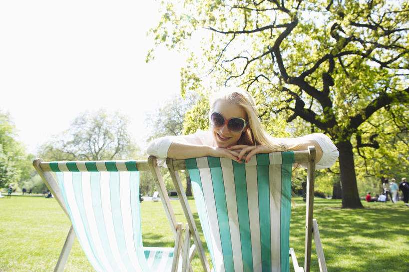 西方人,一个人,笑,微笑,露齿笑,横图,室外,白天,正面,草地,草坪,植物,椅子,欧洲,欧洲人,仅一个年轻女性,仅一个女性,仅一个人,阴影,条纹,光线,墨镜,眼镜,影子,躺椅,注视,草,树,树木,绿色,天空,阳光,自然,太阳镜,太阳眼镜,天,观察,看,趴着,金色,遮阳镜,生长,成长,观看,沙滩椅,察看,关注,年轻女性,女人,女性,白种人,长发,趴,半身,彩图