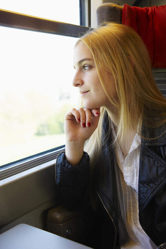 西方人,一个人,坐,笑,微笑,竖图,室内,白天,正面,窗户,桌面,桌子,火车,欧洲,欧洲人,仅一个年轻女性,仅一个女性,仅一个人,一辆,撑,服装,托腮,注视,休闲装,玻璃窗,车,衣服,黑色,车窗,交通工具,观察,看,托,行驶,休闲,休闲服,金色,服饰,观看,察看,关注,托下巴,载具,年轻女性,女人,女性,白种人,长发,直发,坐着,半身,彩图