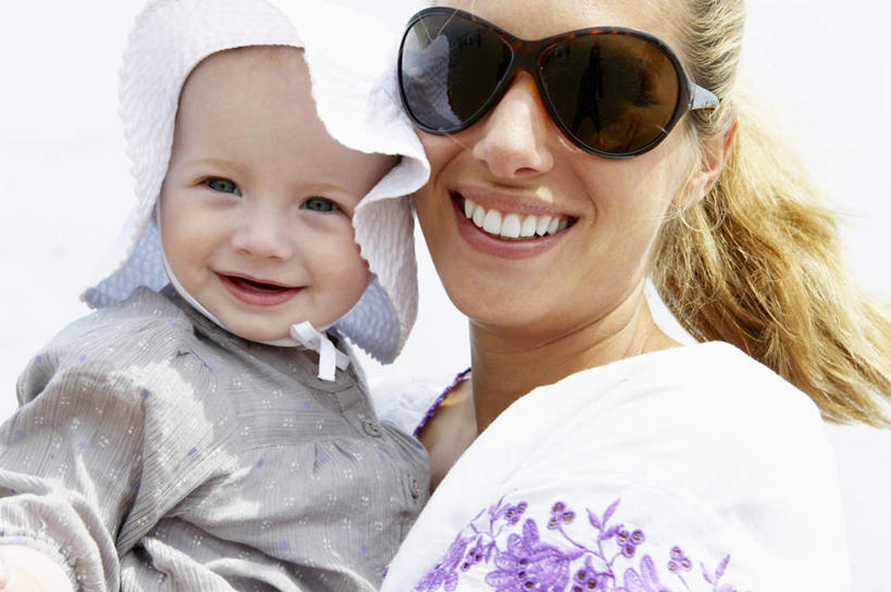 西方人,婴儿,儿童,中年人,脸,头,脸颊,两个人,家庭,母亲,站,抱,笑,微笑,露齿笑,横图,室外,特写,白天,正面,婴儿服装,纯洁,帽子,欧洲,欧洲人,阴影,服装,光线,墨镜,眼镜,影子,注视,休闲装,肩膀,小孩,衣服,阳光,太阳镜,太阳眼镜,遮阳帽,观察,看,站着,休闲,温暖,温馨,一家人,休闲服,遮阳镜,可爱,母爱,童年,童趣,服饰,活泼,抱着,观看,和睦,察看,搂着,关注,宝宝,童真,纯真,烂漫,无邪,母婴,伶俐,天真,女人,女性,中年女性,白种人,孩子,头部,脸部,脸蛋,面部,搂,搂抱,站立,半身,彩图,婴儿服,融洽