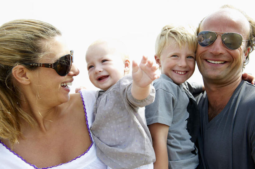 西方人,婴儿,儿童,中年人,头发,四个人,家庭,夫妻,母亲,父亲,儿子,站,抱,笑,微笑,露齿笑,横图,室外,白天,正面,T恤衫,爱情,纯洁,欧洲,欧洲人,阴影,服装,光线,墨镜,眼镜,影子,浪漫,T恤,注视,休闲装,小孩,衣服,白色,灰色,阳光,太阳镜,太阳眼镜,观察,看,站着,休闲,温暖,温馨,父子,母子,一家人,休闲服,金色,遮阳镜,恩爱,父爱,可爱,母爱,童年,童趣,恋人,服饰,抱着,观看,和睦,察看,搂着,关注,宝宝,童真,烂漫,无邪,天真,男孩,男人,男性,女人,女性,中年男性,中年女性,白种人,孩子,夫妇,情侣,搂,搂抱,站立,半身,彩图,伴侣,融洽,男生,女生