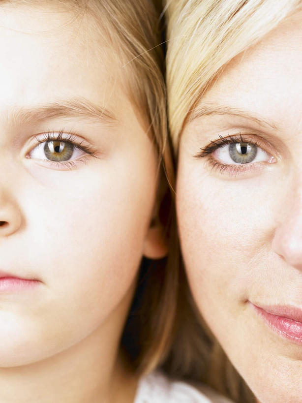 西方人,儿童,中年人,脸,头,脸颊,头发,两个人,家庭,母亲,女儿,笑,微笑,竖图,室内,特写,白天,正面,纯洁,欧洲,欧洲人,棕色,注视,小孩,观察,看,靠,靠着,温暖,温馨,母女,一家人,金色,可爱,母爱,童年,童趣,摄影,影棚,观看,和睦,察看,关注,童真,烂漫,无邪,天真,女孩,女人,女性,中年女性,白种人,孩子,头部,直发,脸部,脸蛋,面部,半身,彩图,影棚拍摄,拍摄,融洽,女生