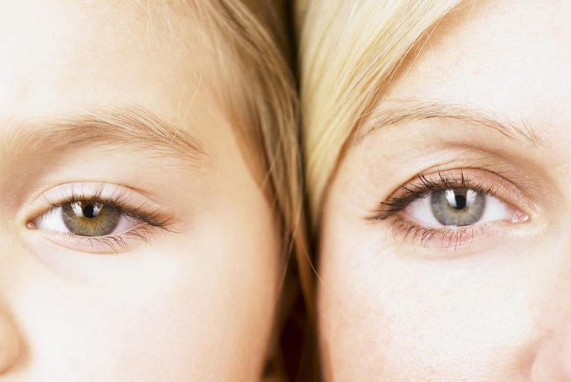 西方人,儿童,中年人,脸,头,眼睛,脸颊,眉毛,睫毛,头发,两个人,家庭,母亲,女儿,笑,微笑,横图,室内,特写,白天,正面,纯洁,欧洲,欧洲人,瞳孔,棕色,注视,小孩,观察,看,靠,靠着,温暖,温馨,母女,一家人,金色,可爱,母爱,童年,童趣,眼部,摄影,影棚,观看,和睦,察看,关注,童真,烂漫,无邪,天真,女孩,女人,女性,中年女性,白种人,孩子,头部,直发,睫,脸部,脸蛋,眉,面部,眼,眼睫毛,眼眉,半身,彩图,影棚拍摄,拍摄,融洽,眼眉毛,女生