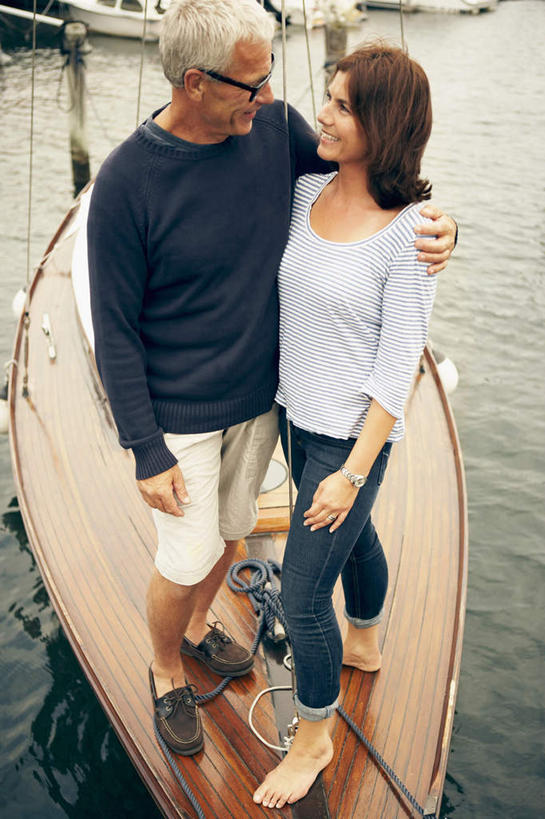 帆船,西方人,中年人,两个人,家庭,夫妻,站,抱,笑,微笑,露齿笑,竖图,俯视,室外,白天,爱情,湖,湖泊,水,船,欧洲,欧洲人,一艘,停靠,阴影,波纹,服装,裤子,光线,眼镜,影子,湖面,水流,水面,涟漪,浪漫,注视,牛仔裤,休闲装,衣服,倒影,水纹,阳光,交通工具,波浪,湖水,观察,看,站着,休闲,温暖,温馨,一家人,休闲服,恩爱,恋人,服饰,抱着,观看,甲板,和睦,察看,倒映,搂着,关注,停泊,载具,近视眼镜,水晕,反照,男人,男性,女人,女性,中年男性,中年女性,白种人,夫妇,情侣,搂,搂抱,站立,彩图,高角度拍摄,全身,伴侣,融洽