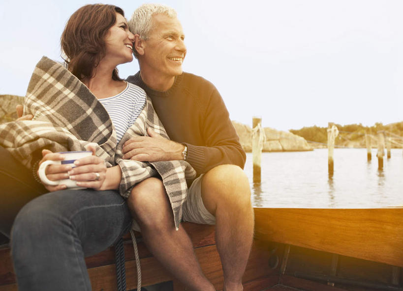 帆船,咖啡,西方人,中年人,两个人,家庭,夫妻,码头,坐,抱,笑,微笑,露齿笑,横图,室外,白天,正面,爱情,幸福,港口,船,杯子,纺织品,欧洲,欧洲人,条纹,服装,装饰,瓷器,方格,格子,毛毯,毯子,柱子,棕色,咖啡杯,陶瓷制品,浪漫,注视,休闲装,娱乐,饮料,纺织,衣服,蓝色,蓝天,天空,垫子,交通工具,天,观察,看,享受,休闲,温暖,温馨,悄悄话,一家人,休闲服,恩爱,放松,乐趣,恋人,服饰,晴朗,抱着,观看,华丽,修饰,点缀,和睦,察看,提神,舒适,搂着,关注,载具,瓷杯,醒脑,缆绳,耳语,万里无云,系船柱,缆绳桩,缆绳柱,系缆桩,衬托,美观,雅致,雅观,软饮料,男人,男性,女人,女性,中年男性,中年女性,白种人,卷发,夫妇,情侣,晴空,晴空万里,搂,搂抱,坐着,半身,彩图,摆渡口,埠头,渡口,渡头,港湾,海港,货运码头,口岸,商港,伴侣,融洽