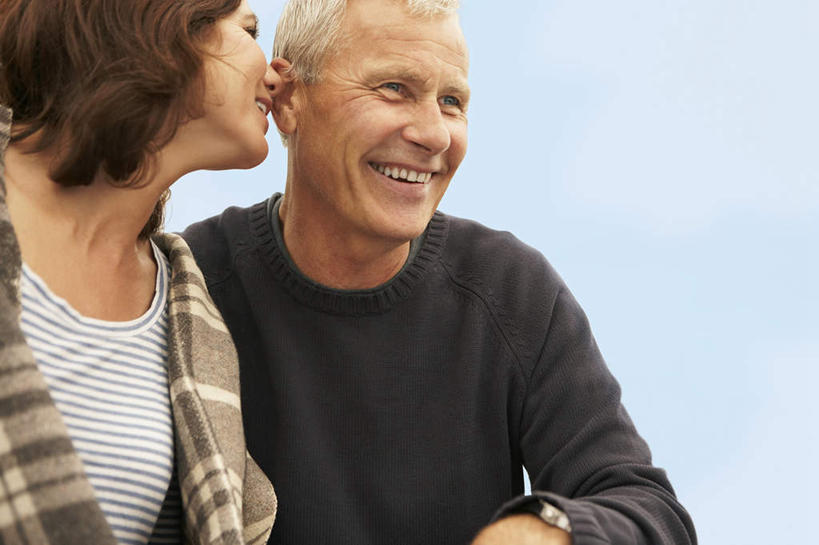 咖啡,西方人,中年人,两个人,家庭,夫妻,坐,笑,微笑,露齿笑,横图,室外,白天,正面,爱情,幸福,杯子,纺织品,欧洲,欧洲人,服装,装饰,瓷器,方格,格子,毛毯,毯子,咖啡杯,陶瓷制品,浪漫,注视,休闲装,娱乐,饮料,纺织,衣服,蓝色,蓝天,天空,垫子,天,观察,看,享受,休闲,温暖,温馨,一家人,休闲服,恩爱,放松,乐趣,恋人,服饰,晴朗,观看,华丽,修饰,点缀,和睦,察看,提神,舒适,关注,瓷杯,醒脑,耳语,万里无云,衬托,美观,雅致,雅观,软饮料,男人,男性,女人,女性,中年男性,中年女性,白种人,夫妇,情侣,晴空,晴空万里,坐着,半身,彩图,伴侣,融洽