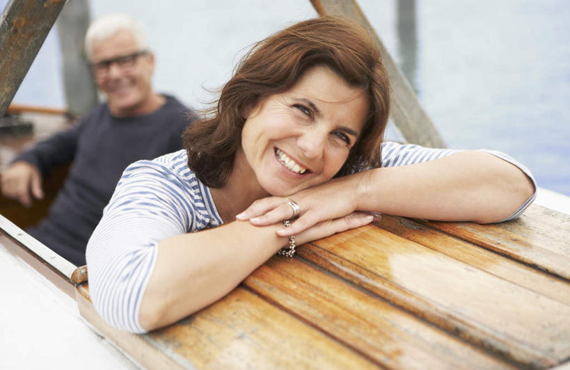 帆船,西方人,中年人,两个人,家庭,夫妻,坐,笑,微笑,露齿笑,横图,室外,白天,正面,爱情,湖,湖泊,水,船,欧洲,欧洲人,一艘,服装,眼镜,湖面,水流,水面,浪漫,注视,休闲装,衣服,交通工具,湖水,观察,看,趴着,行驶,休闲,温暖,温馨,一家人,休闲服,恩爱,恋人,服饰,观看,甲板,和睦,察看,关注,载具,近视眼镜,男人,男性,女人,女性,中年男性,中年女性,白种人,夫妇,情侣,趴,坐着,半身,彩图,伴侣,融洽