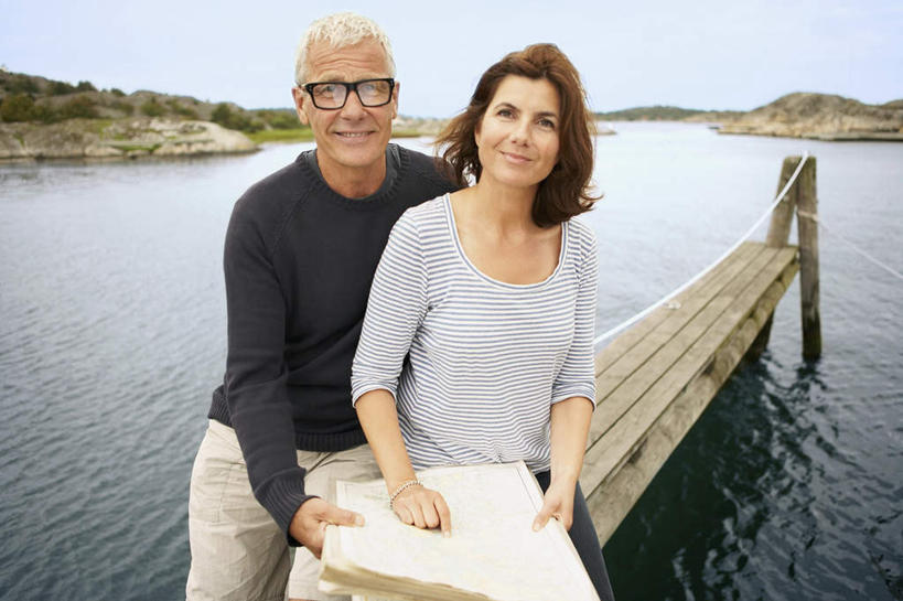 西方人,中年人,两个人,家庭,夫妻,码头,坐,笑,微笑,横图,室外,白天,正面,爱情,湖,湖泊,山,水,道路,港口,地图,欧洲,欧洲人,握,波纹,服装,信息,木板,眼镜,湖面,山峰,水流,水面,桥,木桥,交通,涟漪,山峦,浪漫,拿,拿着,注视,休闲装,方向,栈桥,衣服,蓝色,蓝天,水纹,天空,波浪,湖水,天,观察,看,休闲,温暖,温馨,一家人,休闲服,恩爱,握着,恋人,服饰,晴朗,观看,引导,指引,人行桥,木板桥,和睦,察看,关注,近视眼镜,游艇码头,万里无云,水晕,男人,男性,女人,女性,中年男性,中年女性,白种人,夫妇,情侣,晴空,晴空万里,坐着,半身,彩图,摆渡口,埠头,渡口,渡头,港湾,海港,口岸,伴侣,融洽,导航