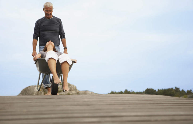 西方人,中年人,两个人,家庭,夫妻,码头,躺,推,笑,微笑,露齿笑,横图,室外,白天,正面,爱情,植物,港口,欧洲,欧洲人,一辆,握,阴影,服装,光线,木板,影子,云,云朵,桥,木桥,浪漫,云彩,注视,休闲装,光脚,栈桥,车,树,树木,衣服,蓝色,绿色,白云,蓝天,天空,阳光,自然,手推车,交通工具,天,观察,看,休闲,温暖,温馨,一家人,赤脚,休闲服,恩爱,握着,恋人,服饰,独轮车,生长,晴朗,成长,观看,人行桥,木板桥,和睦,察看,关注,载具,游艇码头,卧着,男人,男性,女人,女性,中年男性,中年女性,白种人,夫妇,情侣,晴空,躺着,卧,彩图,全身,摆渡口,埠头,渡口,渡头,海港,口岸,伴侣,融洽