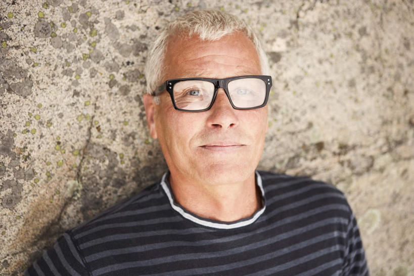 西方人,一个人,躺,笑,微笑,横图,俯视,室外,白天,欧洲,欧洲人,仅一个男性,仅一个人,条纹,服装,纹路,纹理,眼镜,地面,注视,休闲装,衣服,观察,看,仅一个老年男性,休闲,休闲服,服饰,观看,察看,关注,近视眼镜,肌理,卧着,老年男性,男人,男性,白种人,躺着,卧,半身,彩图,高角度拍摄