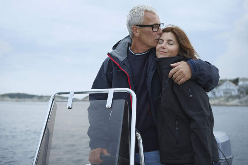 西方人,中年人,两个人,家庭,夫妻,站,闭眼,抱,笑,吻,微笑,横图,室外,白天,正面,爱情,湖,湖泊,水,船,欧洲,欧洲人,一艘,停靠,阴影,波纹,服装,光线,眼镜,影子,湖面,水流,水面,云,云朵,涟漪,浪漫,云彩,注视,休闲装,衣服,蓝色,白云,蓝天,水纹,天空,阳光,交通工具,波浪,湖水,天,观察,看,站着,休闲,温暖,温馨,一家人,休闲服,恩爱,恋人,服饰,晴朗,抱着,观看,和睦,察看,搂着,关注,停泊,载具,近视眼镜,摩托艇,水晕,男人,男性,女人,女性,中年男性,中年女性,白种人,夫妇,情侣,晴空,闭眼睛,闭着眼,闭着眼睛,搂,搂抱,亲,亲吻,站立,半身,彩图,伴侣,融洽