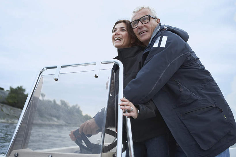 西方人,中年人,两个人,家庭,夫妻,站,抱,笑,微笑,横图,室外,白天,仰视,爱情,湖,湖泊,水,船,欧洲,欧洲人,一艘,停靠,阴影,波纹,服装,光线,眼镜,影子,湖面,水流,水面,云,云朵,涟漪,浪漫,云彩,注视,休闲装,衣服,蓝色,白云,蓝天,水纹,天空,阳光,交通工具,波浪,湖水,天,观察,看,站着,休闲,温暖,温馨,一家人,休闲服,恩爱,恋人,服饰,晴朗,抱着,观看,和睦,察看,搂着,关注,停泊,载具,近视眼镜,摩托艇,水晕,男人,男性,女人,女性,中年男性,中年女性,白种人,夫妇,情侣,晴空,搂,搂抱,站立,半身,彩图,低角度拍摄,伴侣,融洽