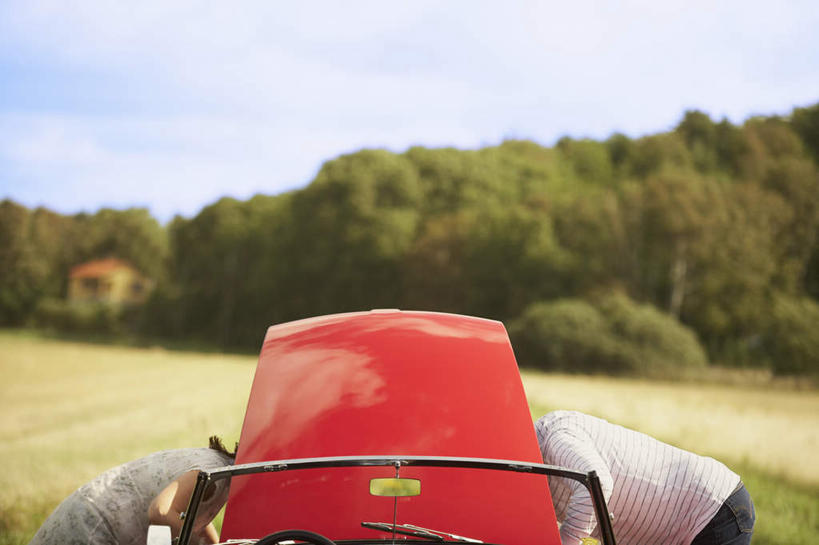 西方人,中年人,两个人,家庭,夫妻,站,横图,室外,白天,侧面,爱情,草地,草坪,植物,道路,路,汽车,欧洲,欧洲人,一辆,停靠,弯腰,阴影,服装,光线,影子,云,云朵,小路,交通,跑车,浪漫,云彩,休闲装,车,草,树,树木,衣服,红色,蓝色,绿色,白云,蓝天,天空,阳光,自然,交通工具,天,站着,休闲,温暖,温馨,一家人,休闲服,恩爱,恋人,服饰,生长,晴朗,成长,修理,和睦,载具,抛锚,敞篷跑车,弯身,男人,男性,女人,女性,中年男性,中年女性,白种人,夫妇,情侣,晴空,站立,半身,彩图,伴侣,融洽