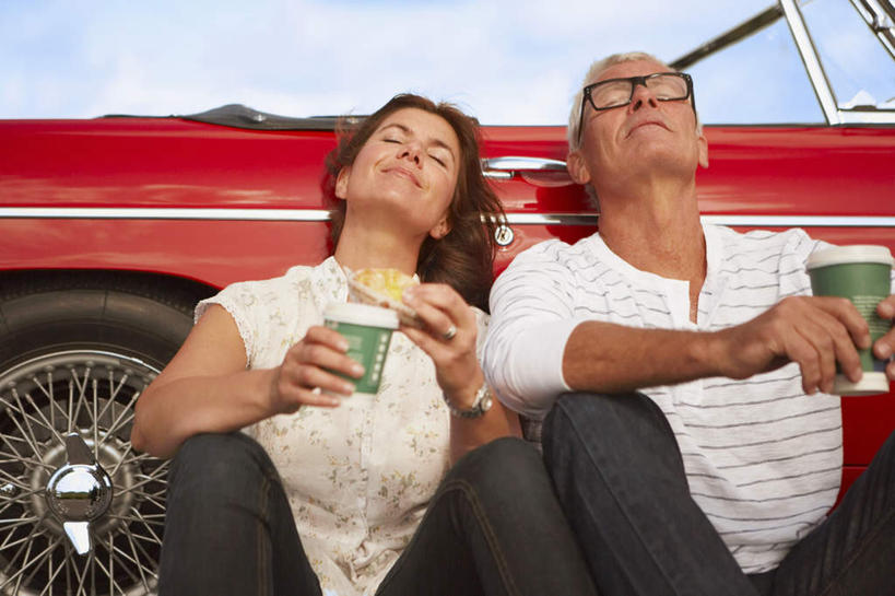 咖啡,西方人,中年人,两个人,家庭,夫妻,坐,闭眼,笑,微笑,横图,室外,白天,仰视,爱情,幸福,道路,路,汽车,杯子,欧洲,欧洲人,一辆,停靠,握,阴影,服装,光线,影子,云,云朵,小路,交通,跑车,两杯,浪漫,拿,云彩,拿着,休闲装,娱乐,车,饮料,衣服,红色,蓝色,白云,蓝天,天空,阳光,纸制品,交通工具,天,靠,靠着,享受,休闲,温暖,温馨,一家人,休闲服,恩爱,放松,乐趣,握着,恋人,服饰,晴朗,纸杯,和睦,提神,舒适,一次性杯子,载具,醒脑,敞篷跑车,软饮料,男人,男性,女人,女性,中年男性,中年女性,白种人,夫妇,情侣,晴空,屈膝,闭眼睛,闭着眼,闭着眼睛,坐着,半身,彩图,低角度拍摄,伴侣,融洽