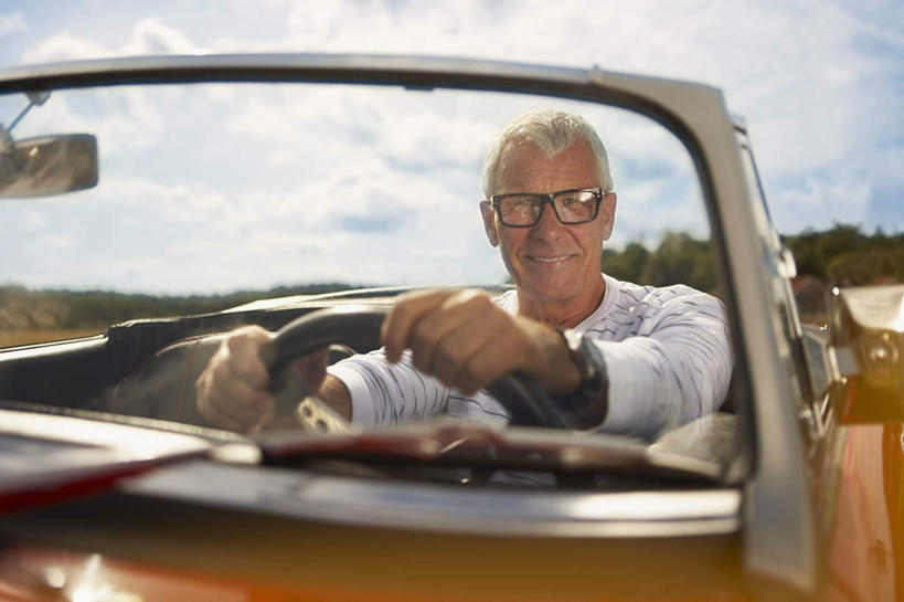 西方人,一个人,坐,笑,微笑,横图,室外,白天,正面,机器,仪器,树林,植物,汽车,欧洲,欧洲人,仅一个男性,仅一个人,一辆,握,阴影,服装,光线,眼镜,影子,云,云朵,跑车,云彩,注视,休闲装,设备,车,树,树木,衣服,红色,蓝色,绿色,白云,蓝天,天空,阳光,自然,方向盘,交通工具,天,观察,驾驶,看,行驶,仅一个老年男性,休闲,休闲服,握着,服饰,生长,晴朗,成长,观看,控制,察看,关注,载具,敞篷跑车,近视眼镜,老年男性,男人,男性,白种人,晴空,坐着,半身,彩图