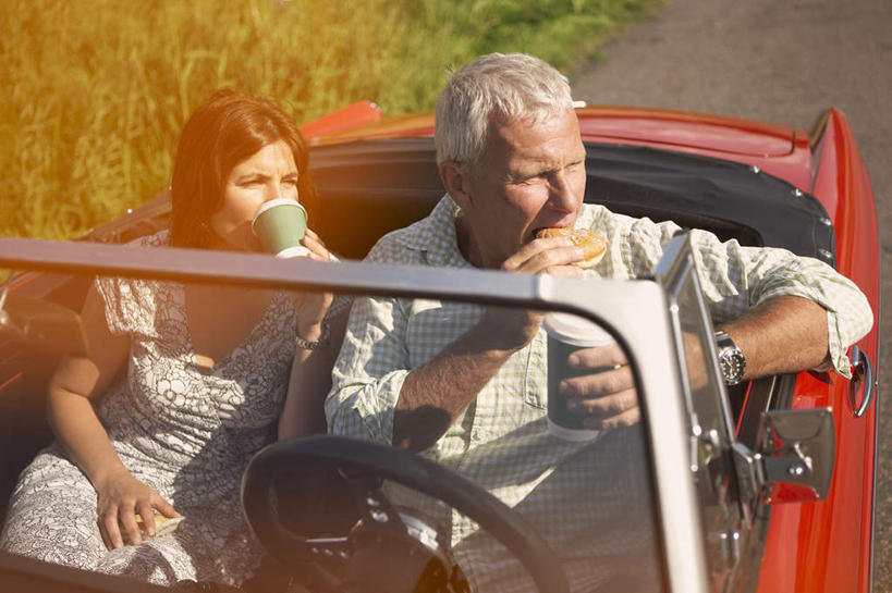 点心,面包,咖啡,西方人,中年人,两个人,家庭,夫妻,坐,横图,俯视,室外,白天,衬衫,裙子,爱情,幸福,草地,草坪,植物,道路,路,汽车,杯子,欧洲,欧洲人,一辆,停靠,握,阴影,连衣裙,光线,影子,小路,食品,面点,交通,跑车,浪漫,拿,拿着,注视,娱乐,车,草,食物,糕点,饮料,红色,绿色,阳光,纸制品,交通工具,观察,看,享受,休闲,温暖,温馨,一家人,恩爱,放松,乐趣,握着,恋人,观看,纸杯,和睦,察看,提神,舒适,关注,一次性杯子,载具,醒脑,敞篷跑车,软饮料,百吉饼,贝果面包,男人,男性,女人,女性,中年男性,中年女性,白种人,夫妇,情侣,坐着,半身,彩图,高角度拍摄,衬衣,伴侣,融洽