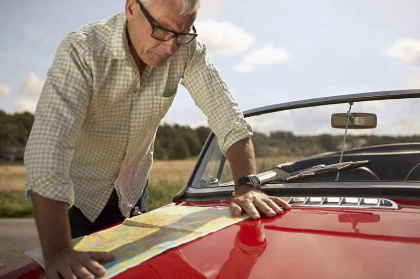 西方人,一个人,站,横图,室外,白天,正面,衬衫,草地,草坪,植物,道路,路,公路,汽车,地图,欧洲,欧洲人,仅一个男性,仅一个人,一辆,撑,停靠,阴影,时间,光线,信息,时钟,手表,眼镜,影子,云,云朵,交通,跑车,计时,云彩,注视,方向,车,草,树,树木,红色,蓝色,绿色,白云,蓝天,天空,阳光,自然,钟表,交通工具,天,观察,看,站着,仅一个老年男性,表,生长,晴朗,成长,观看,引导,指引,腕表,察看,撑着,关注,载具,敞篷跑车,近视眼镜,老年男性,男人,男性,白种人,钟,晴空,马路,站立,半身,彩图,衬衣,导航