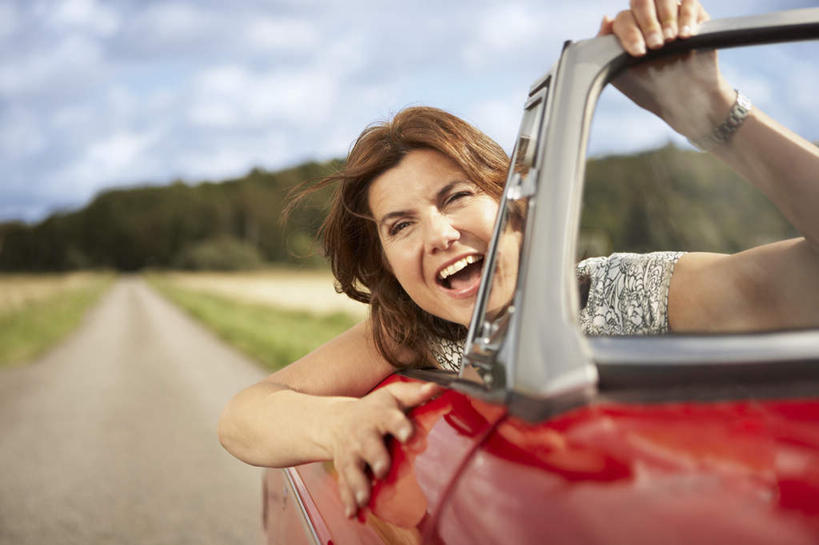 西方人,一个人,坐,笑,微笑,露齿笑,横图,室外,白天,正面,草地,草坪,植物,道路,路,公路,汽车,欧洲,欧洲人,仅一个女性,仅一个人,一辆,阴影,朦胧,模糊,光线,影子,云,云朵,交通,跑车,云彩,注视,车,草,树,树木,蓝色,绿色,白云,蓝天,天空,阳光,自然,交通工具,天,扶,观察,看,行驶,仅一个中年女性,生长,晴朗,成长,观看,察看,扶着,关注,载具,敞篷跑车,女人,女性,中年女性,白种人,晴空,马路,坐着,半身,彩图